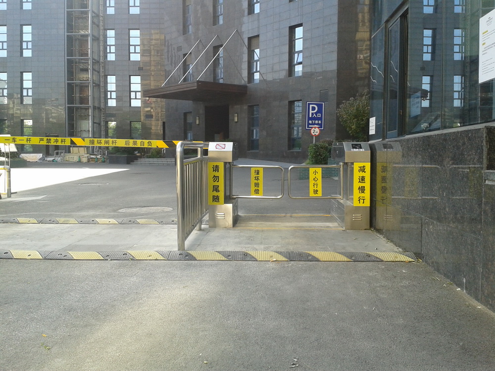 擺閘入口（貼膜后）.jpg